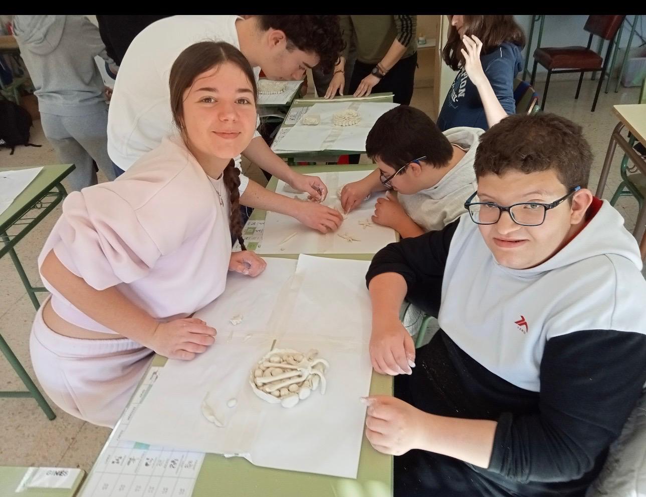 Sonrisas y piezas de arcilla