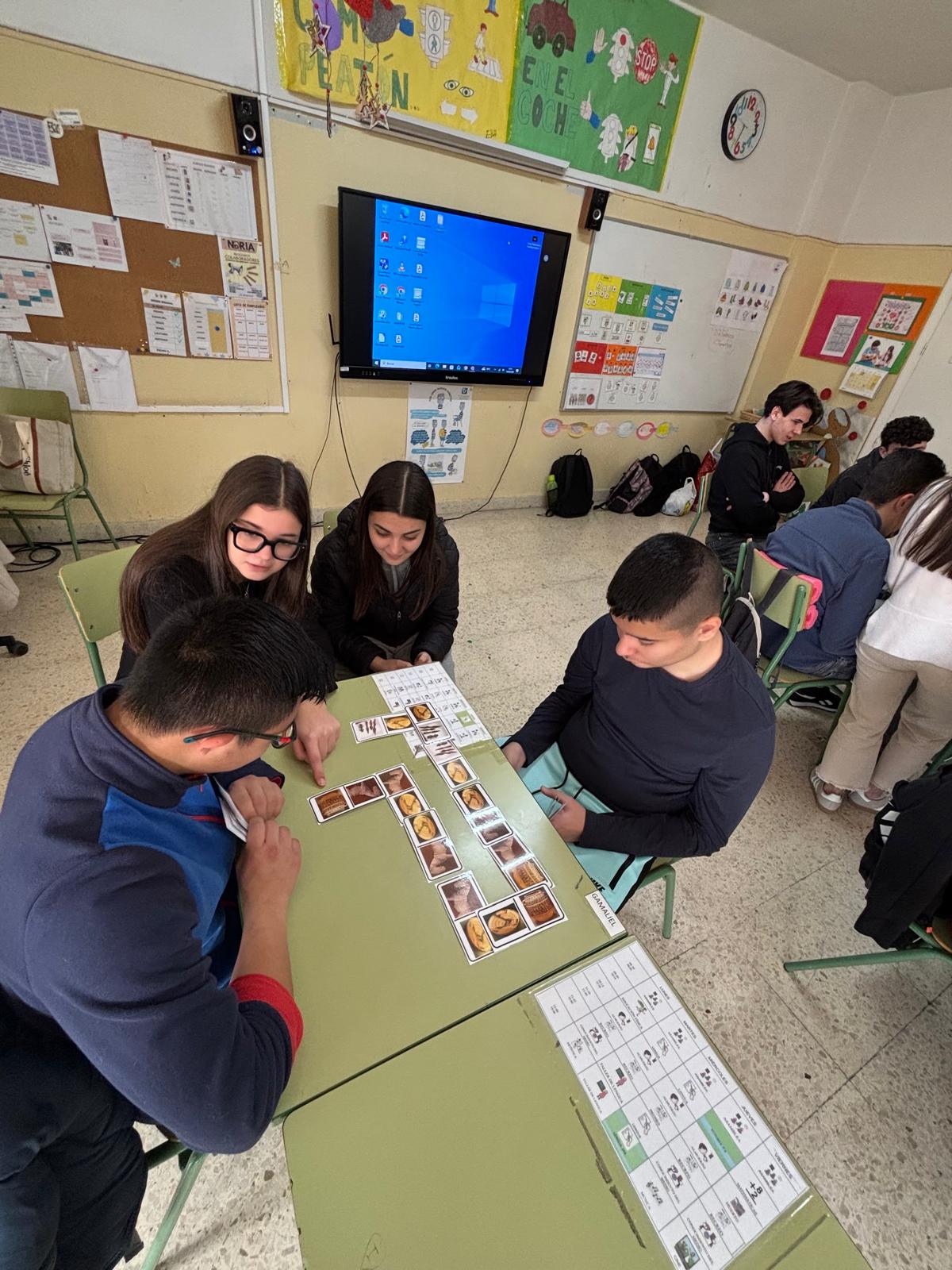 Actividad con dominó de imágenes en el aula