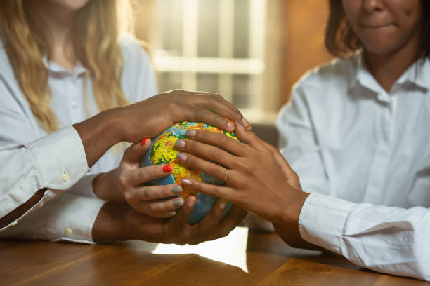 Alumnos diversos en clase participativa
