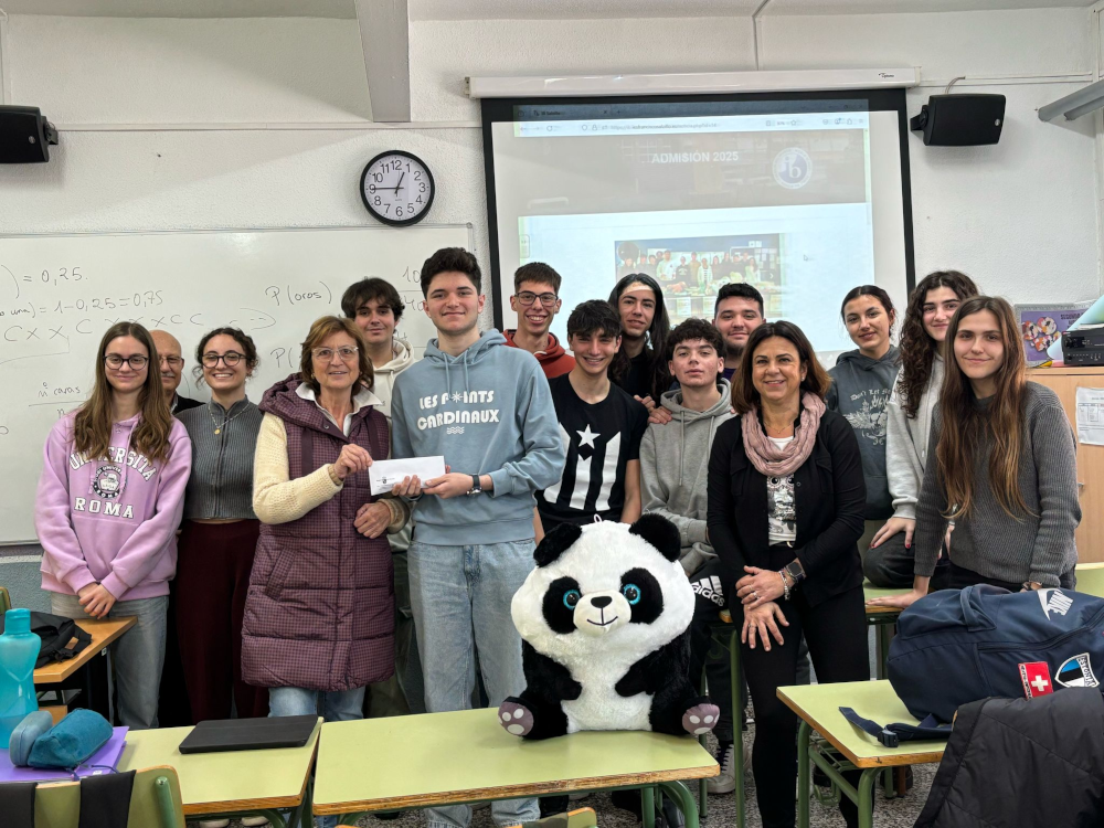 Entrega recaudado al Comedor Social