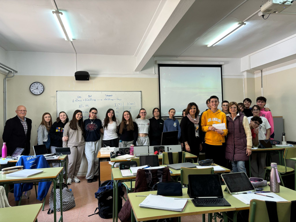 Entrega recaudado al Comedor Social