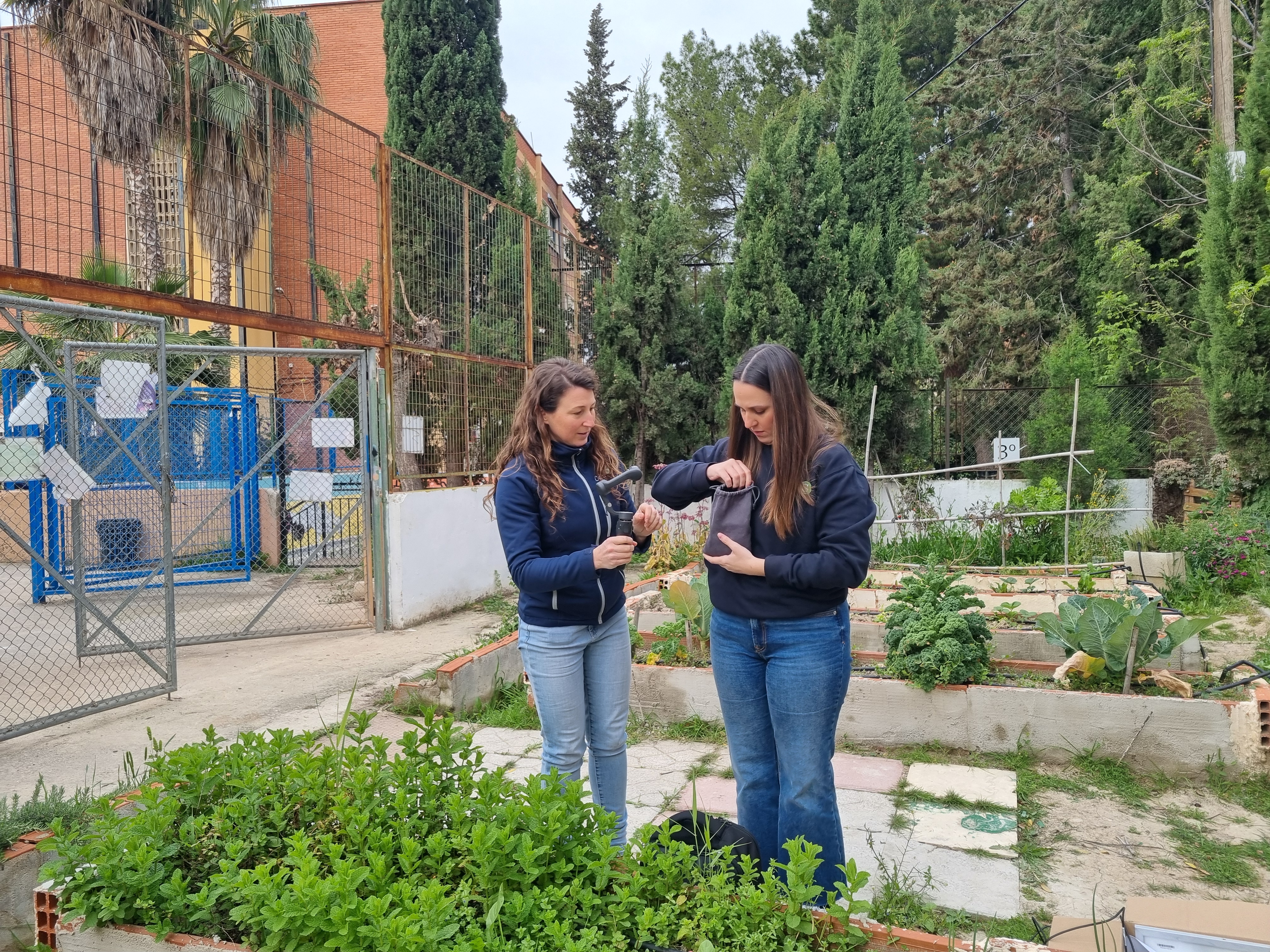 Equipo junto al mural del patio durante la instalación